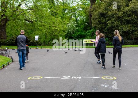 Soziale Distanzierungsmaßnahmen`s St. Stephen's Green Park in Dublin. Weniger Fußabfall im Stadtzentrum von Dublin aufgrund von Covid-19 Pandemiebeschränkungen. Stockfoto